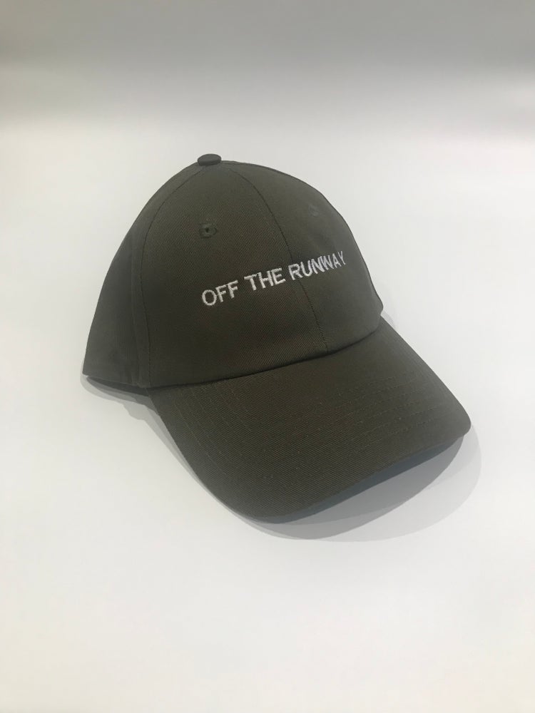 OFF THE RUNWAY LOGO CAP. KHAKI.